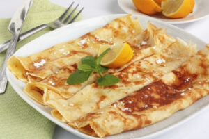 Crêpes with lemon and powdered sugar